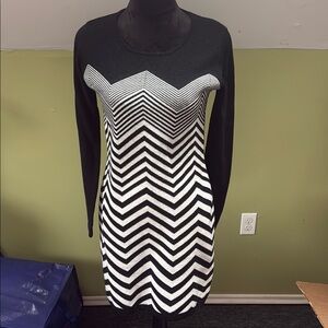 Maggy London Black and White Sheath Dress Sweetheart Neckline